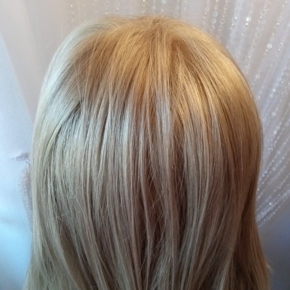 Taylor Swift Style Golden Blonde Wig- New In Box - Picture 4 of 15